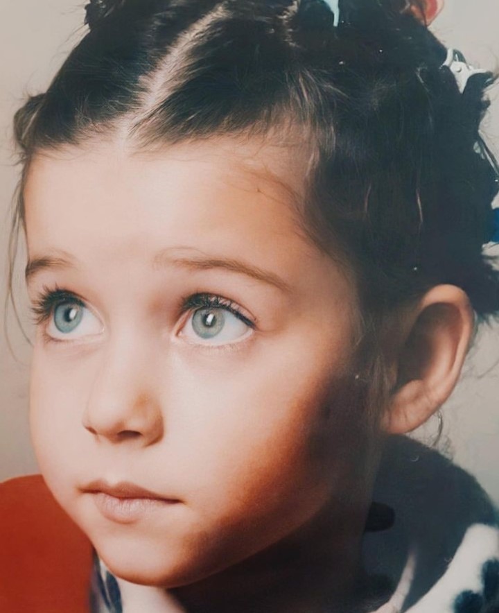 Afra Saraçoğlu&#039;nun Çocukluk Fotoğrafı Sosyal Medyayı Salladı