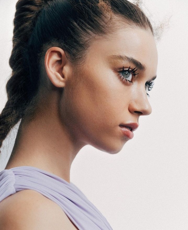 Afra Saraçoğlu&#039;nun Çocukluk Fotoğrafı Sosyal Medyayı Salladı