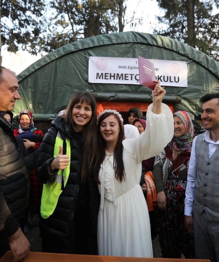 Aslı Tandoğan Depremzede Çiftin Nikah Şahidi Oldu 