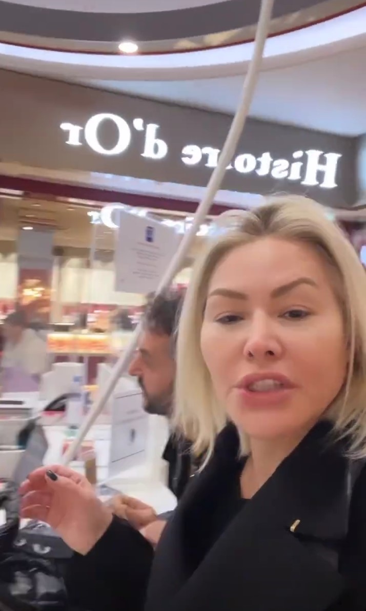 Aylin Coşkun&#39;dan 17&#39;nci yıl öpücüğü