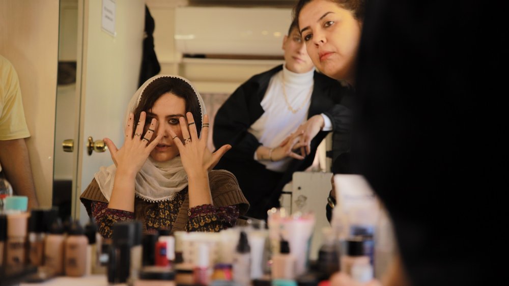 Belçim Bilgin tarzıyla dikkat çekti