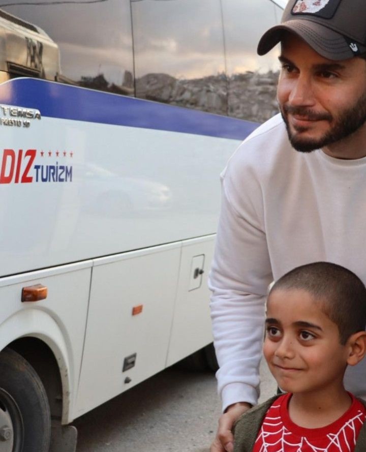 Deprem Bölgesi Hatay&#039;a Giden Berk Oktay Yazdıklarıyla Duygulandırdı