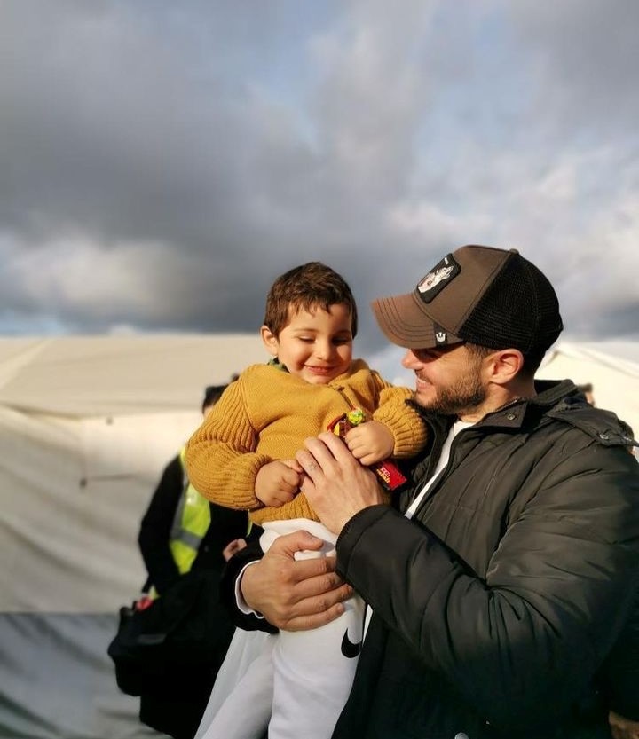 Deprem Bölgesi Hatay&#039;a Giden Berk Oktay Yazdıklarıyla Duygulandırdı