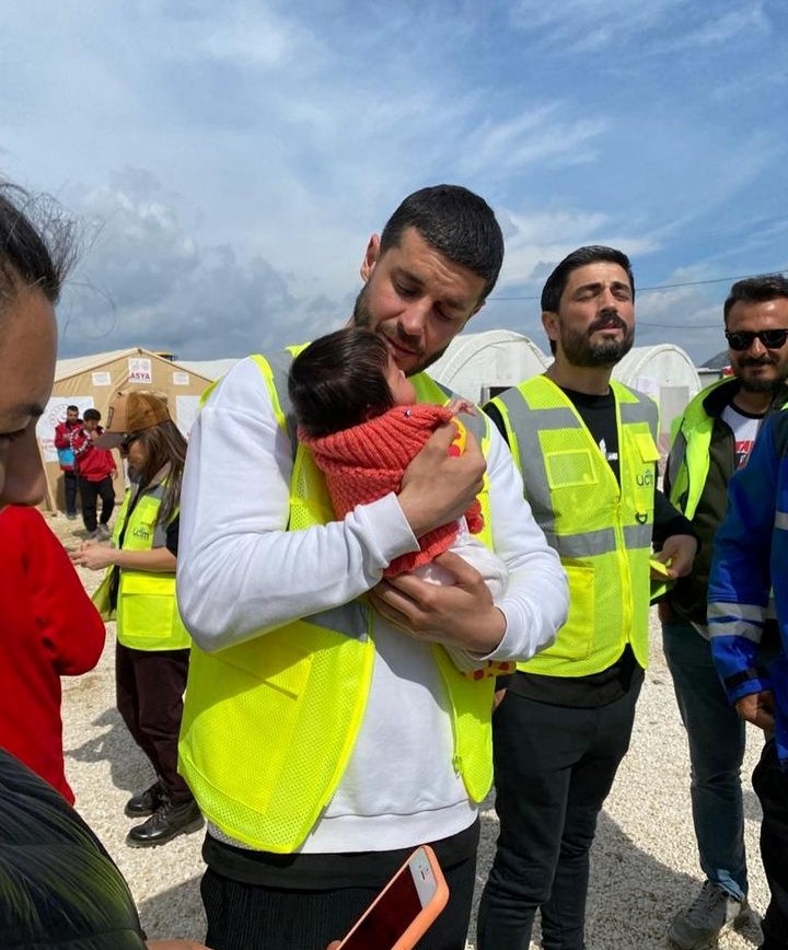 Deprem Bölgesi Hatay&#039;a Giden Berk Oktay Yazdıklarıyla Duygulandırdı