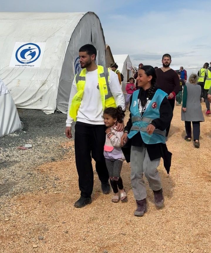 Deprem Bölgesi Hatay&#039;a Giden Berk Oktay Yazdıklarıyla Duygulandırdı