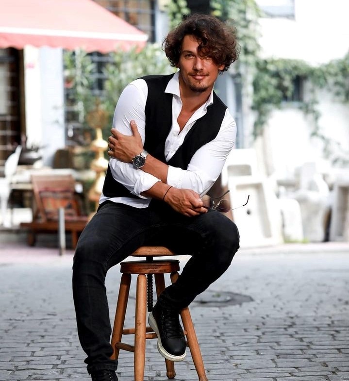 Boğaç Aksoy&#039;dan nişanlısıyla poz