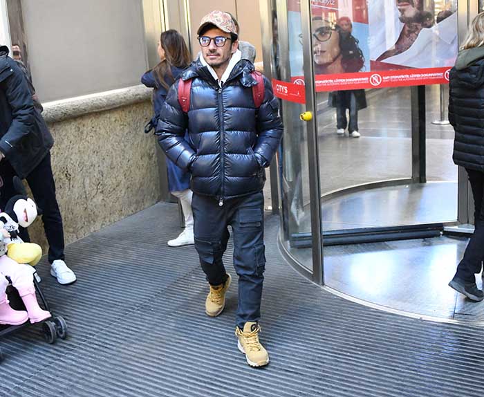 Gizemli Kız Arkadaşıyla Sarmaş Dolaş Görüntülendi