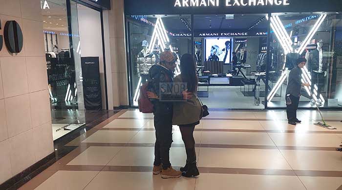 Gizemli Kız Arkadaşıyla Sarmaş Dolaş Görüntülendi