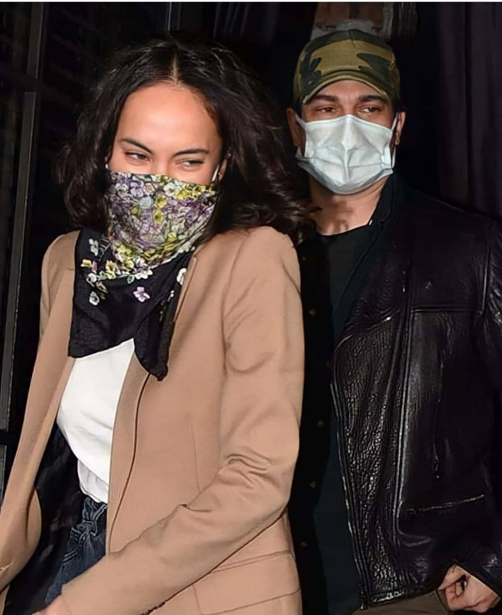 Çağatay Ulusoy ile Duygu Sarışın Ayrıldı! Ulusoy, Ayrılık Sonrası Ünlü Oyuncuyla Sarmaş Dolaş Eğlendi