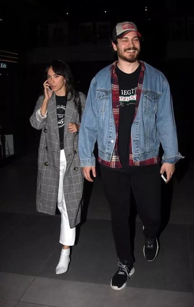 Çağatay Ulusoy ile Duygu Sarışın Ayrıldı! Ulusoy, Ayrılık Sonrası Ünlü Oyuncuyla Sarmaş Dolaş Eğlendi