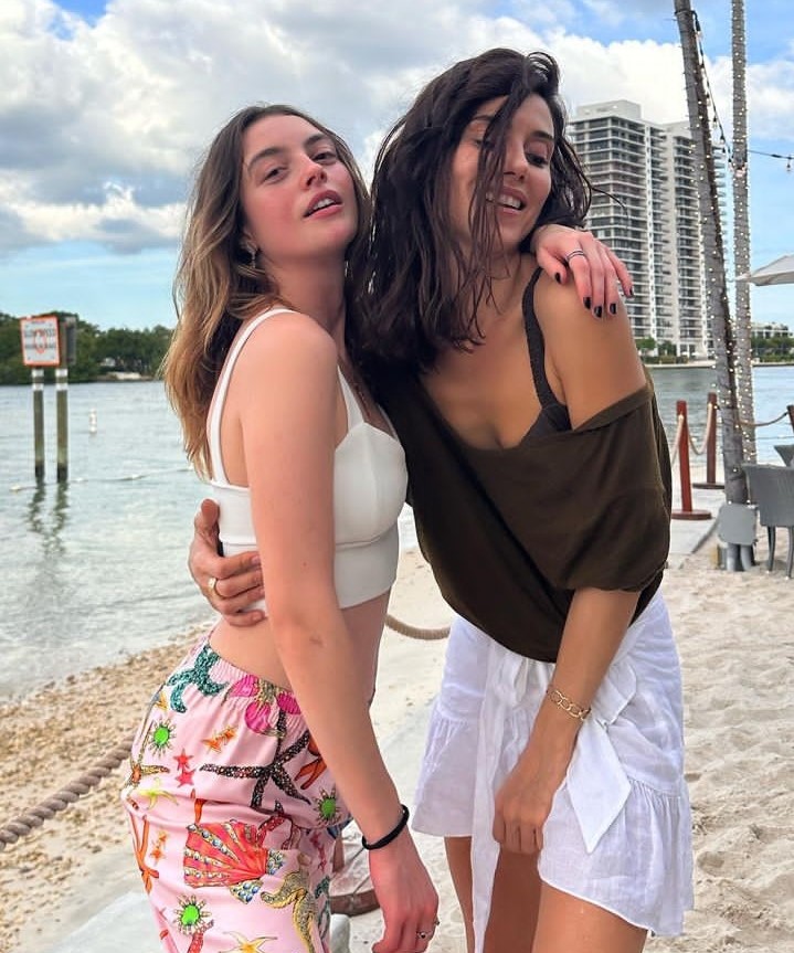 Cansu Dere&#039;den Kötü Haber! Hastaneye Kaldırıldı