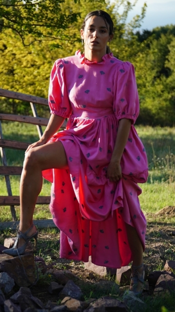 Cansu Tosun eşi Erkan Kolçak Köstendil&#039;i övdü