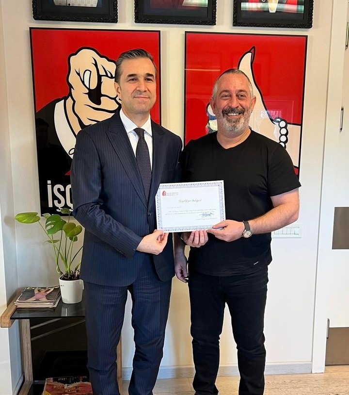 Cem Yılmaz Teşekkür Belgesi Aldı