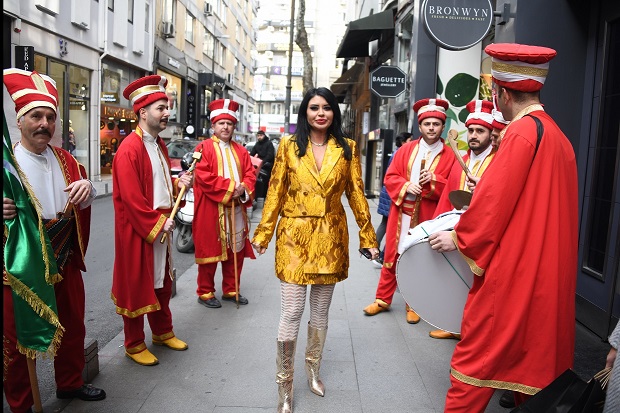 Ebru Polat&#039;tan Mehterli Açılış