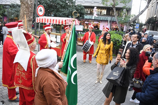 Ebru Polat&#039;tan Mehterli Açılış