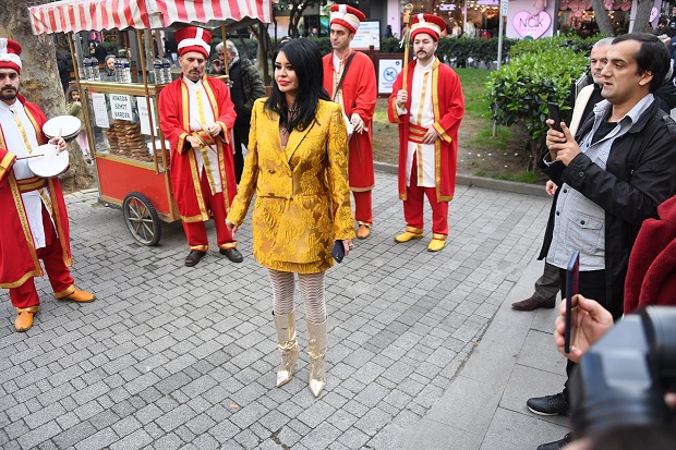 Ebru Polat&#039;tan Mehterli Açılış