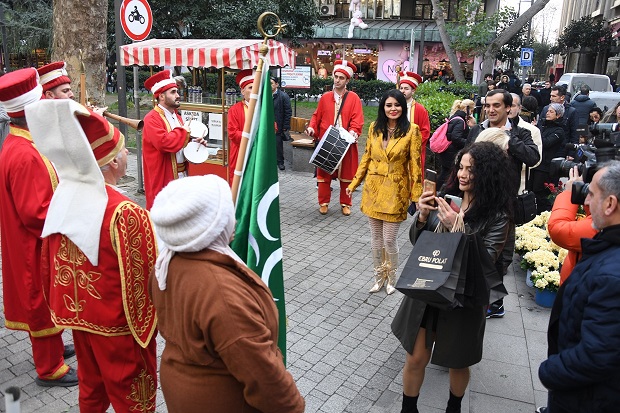 Ebru Polat&#039;tan Mehterli Açılış