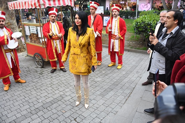 Ebru Polat&#039;tan Mehterli Açılış