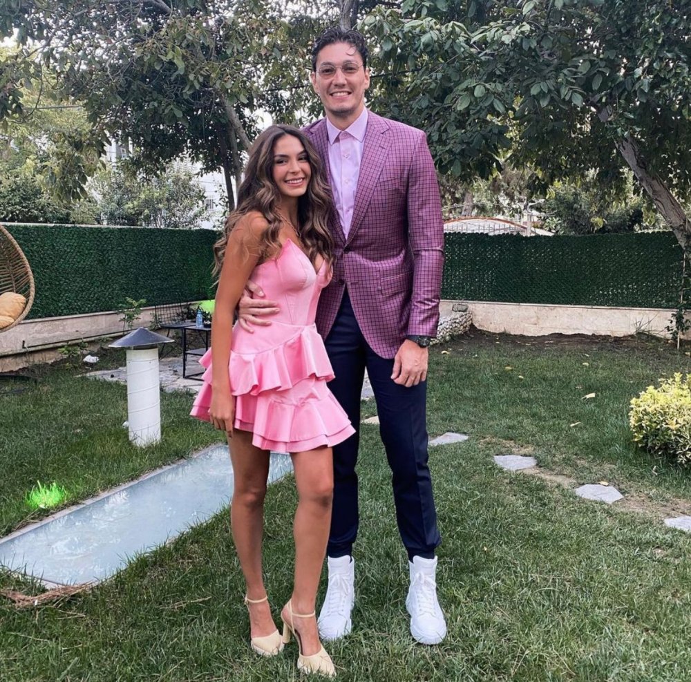 Yeni yılı Barselona&#039;da karşılayan Ebru Şahin tektaşıyla dikkat çekti