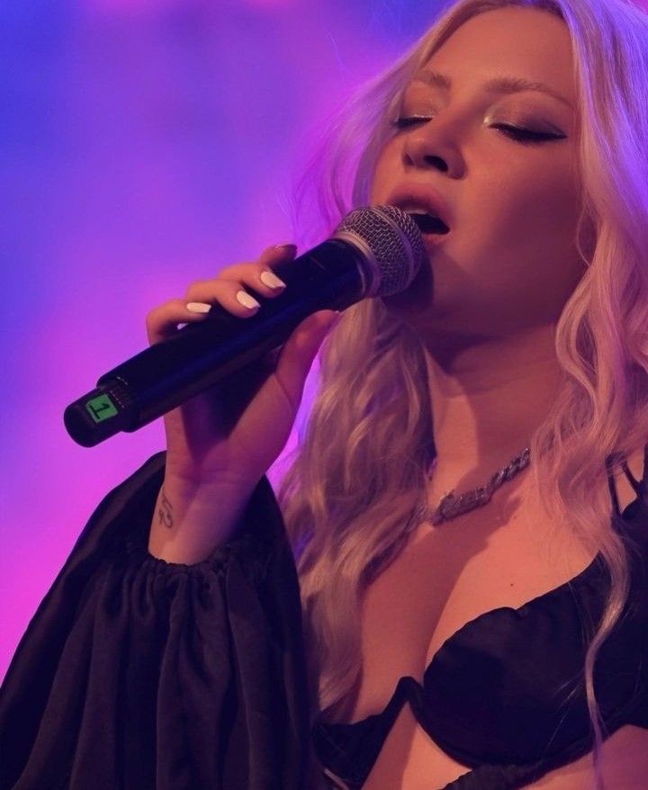 Sahne Pozuyla Olay Yarattı