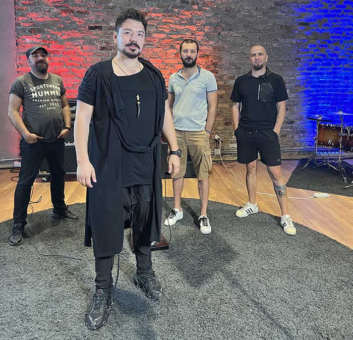 Albümün Gelirini Öğrencilere Burs Olarak Verecek