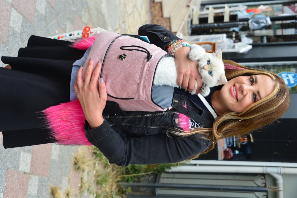 Pembe pijamasıyla yürüyüşe çıktı