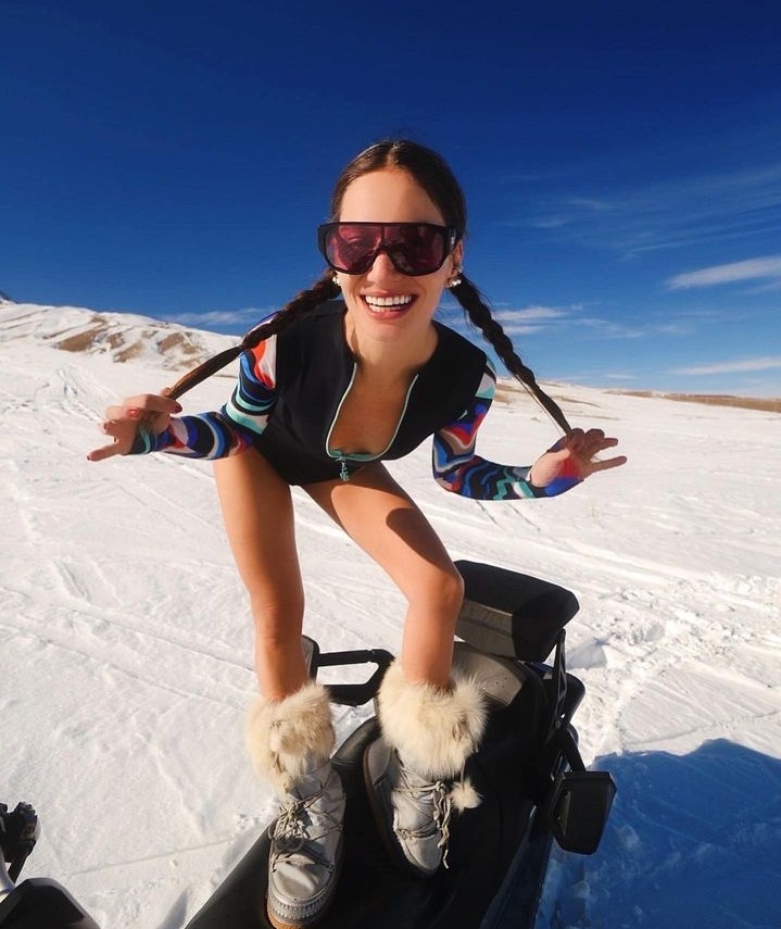 Ünlü Oyuncunun Kar Pozları Olay Oldu