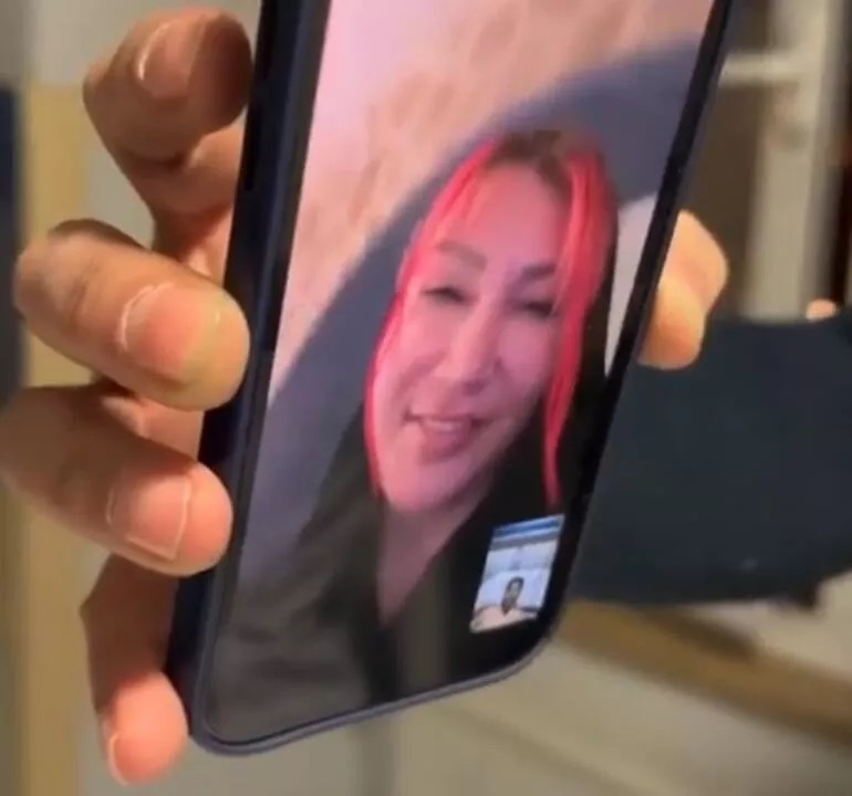 Hande Yener, Depremzede Abdurrahman Aydın ile Görüntülü Konuşup Moral Verdi