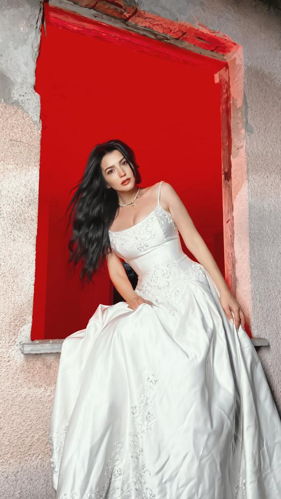 Havva Öztel Gelinlik Giydi!