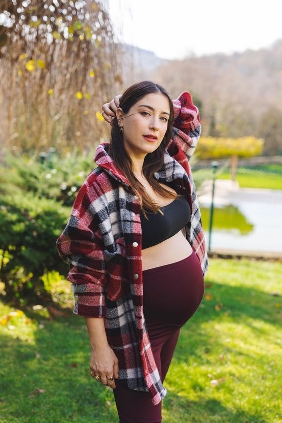 Ünlü Oyuncudan Karnı Burnunda Poz