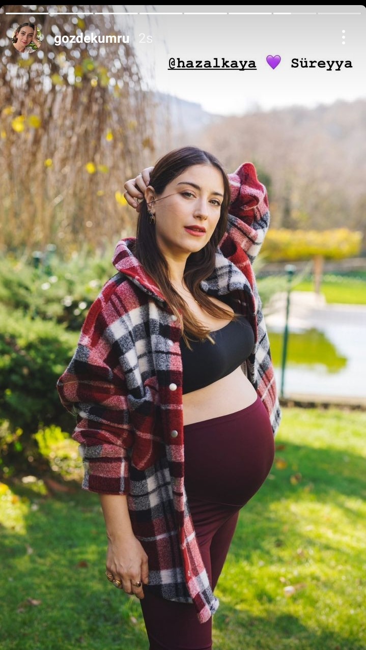 Ünlü Oyuncudan Karnı Burnunda Poz