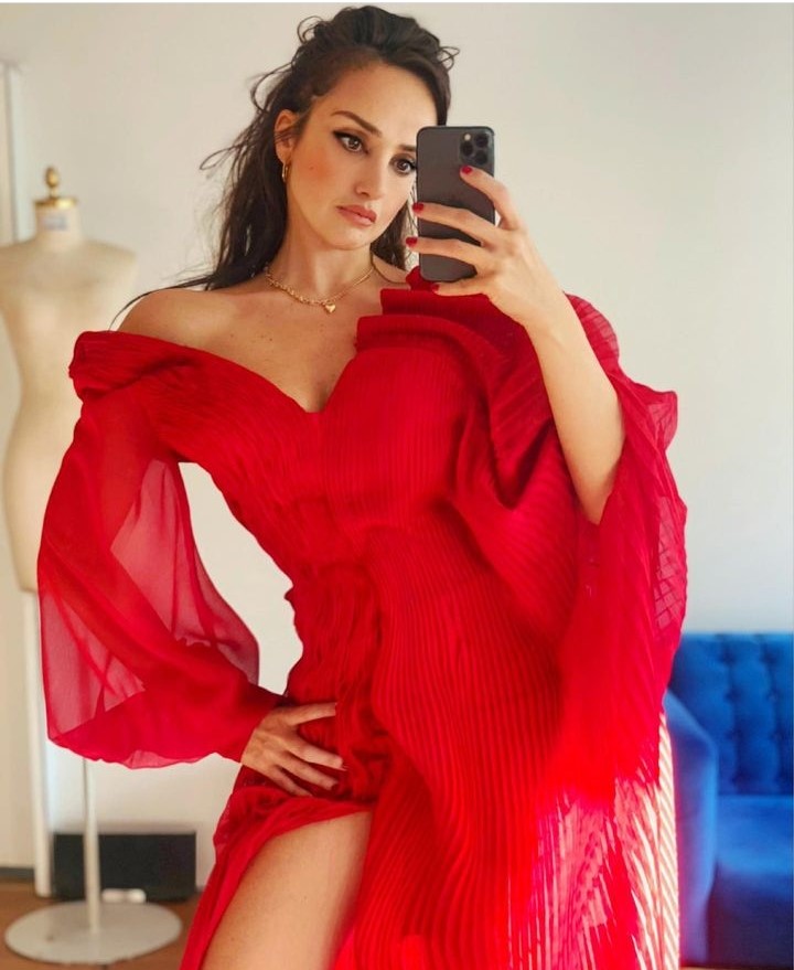 Ünlü oyuncunun bikinili paylaşımları dikkat çekti  