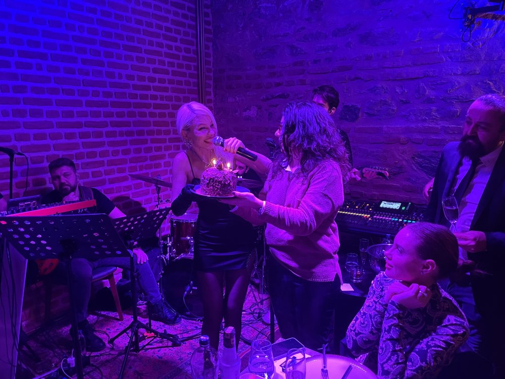 Ünlü şarkıcıdan şaşırtan itiraf: Kız arkadaşıma tehdit mesajı atan hayranım köyüme geldi