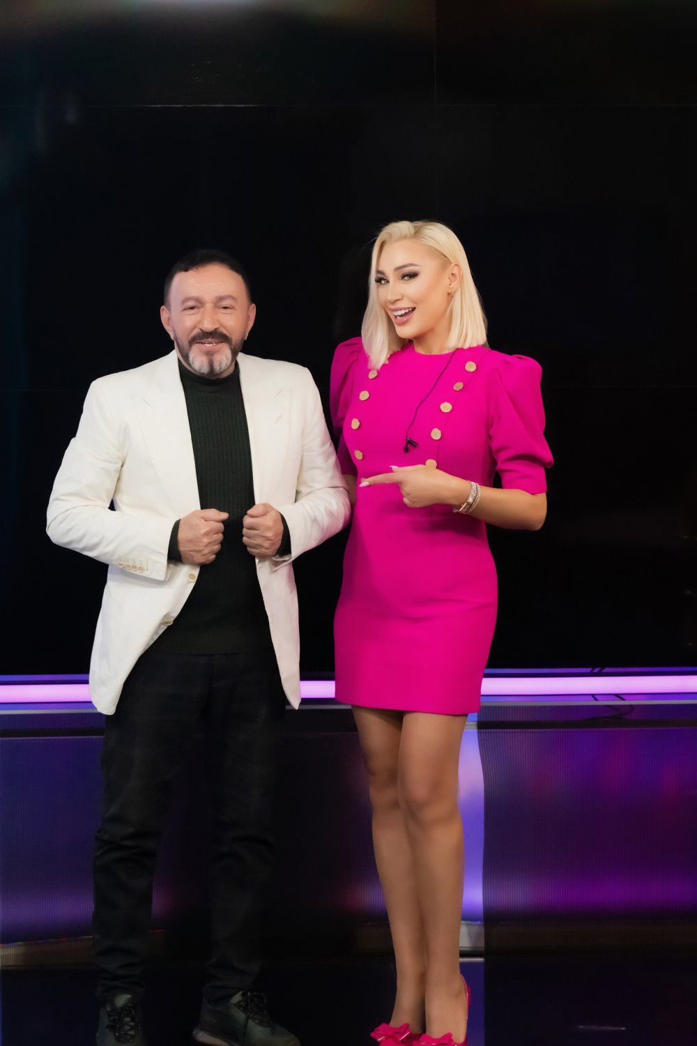 Boşanma kararı aldığı dönemde rol aldığı dizinin yönetmeni ile el ele görüntülendi