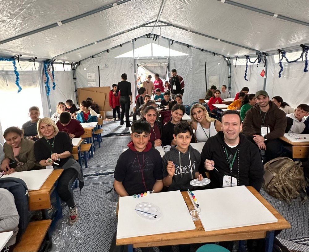 Yonca Evcimik, İrem Derici, Atakan Işıktutan ve Özgür Aras 400 Çocukla Resim Yaptı!