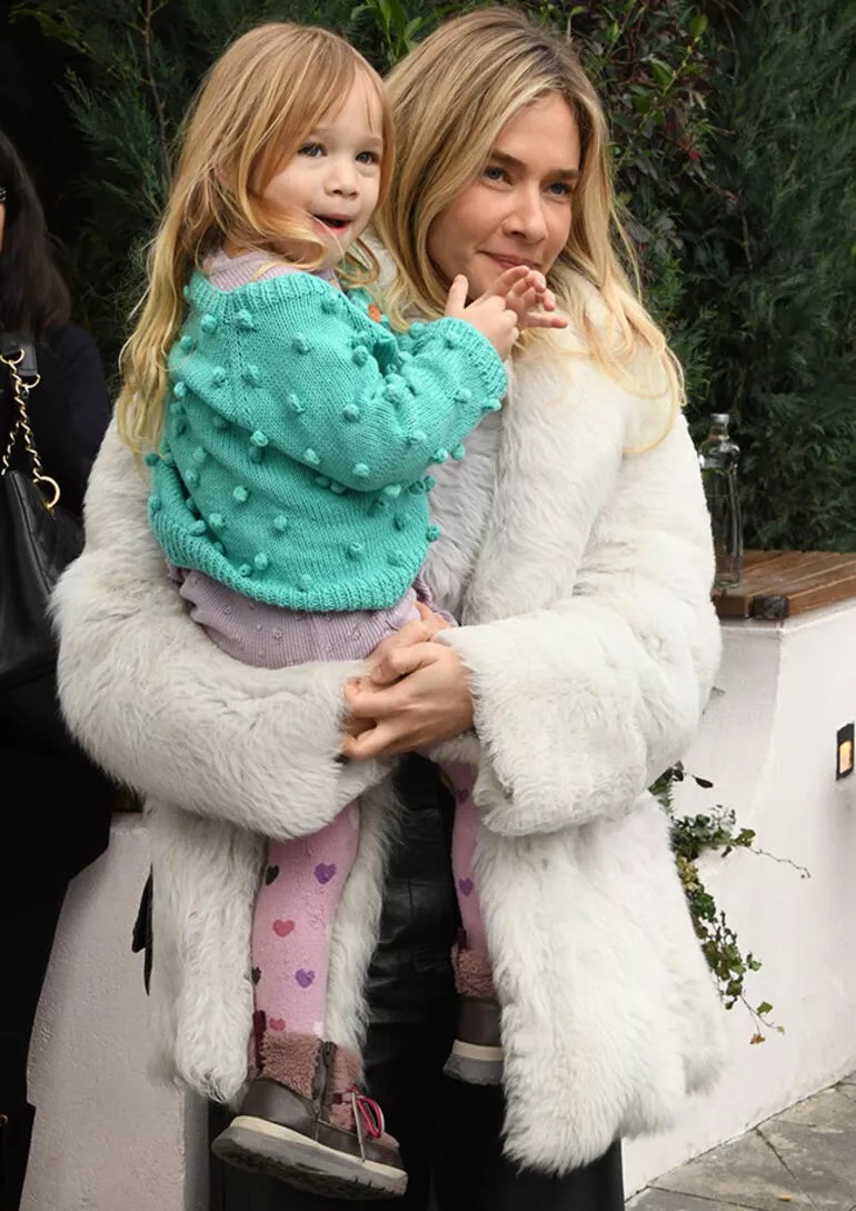 Ünlü manken Çağla Şıkel&#039;in yeni işi şaşırttı