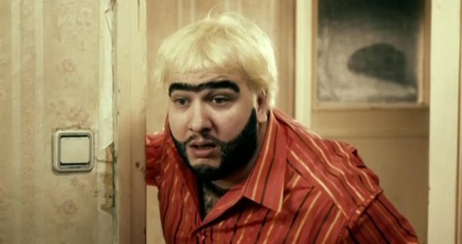 Yeni Filmi İçin Saçını Sarıya Boyatan Onur Büyüktopçu, Bakın Kime Benzetiliyor?