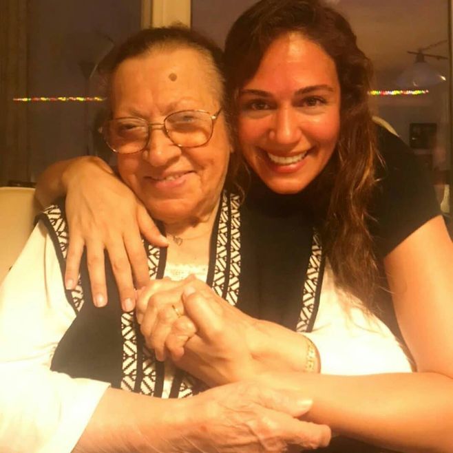 Özge Borak Babaannesinin Vefat Ettiğini Duyurdu