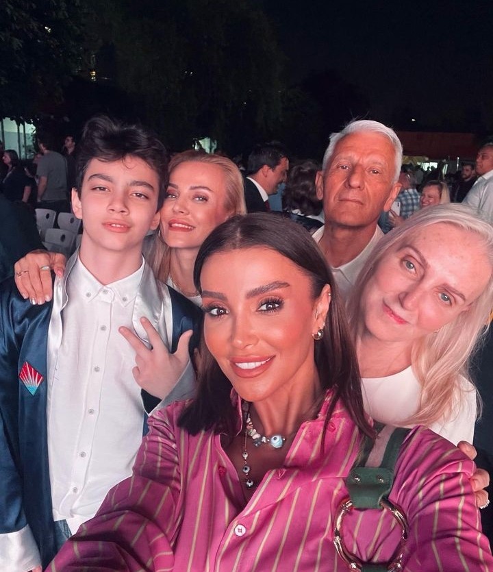 Babasını Kaybeden Özge Ulusoy&#039;dan Yürek Burkan Paylaşım 