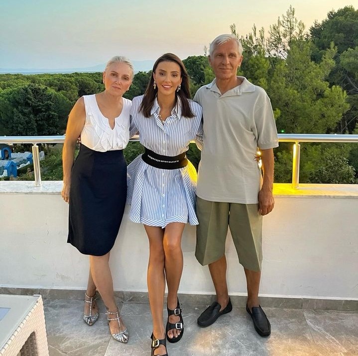 Babasını Kaybeden Özge Ulusoy&#039;dan Yürek Burkan Paylaşım 