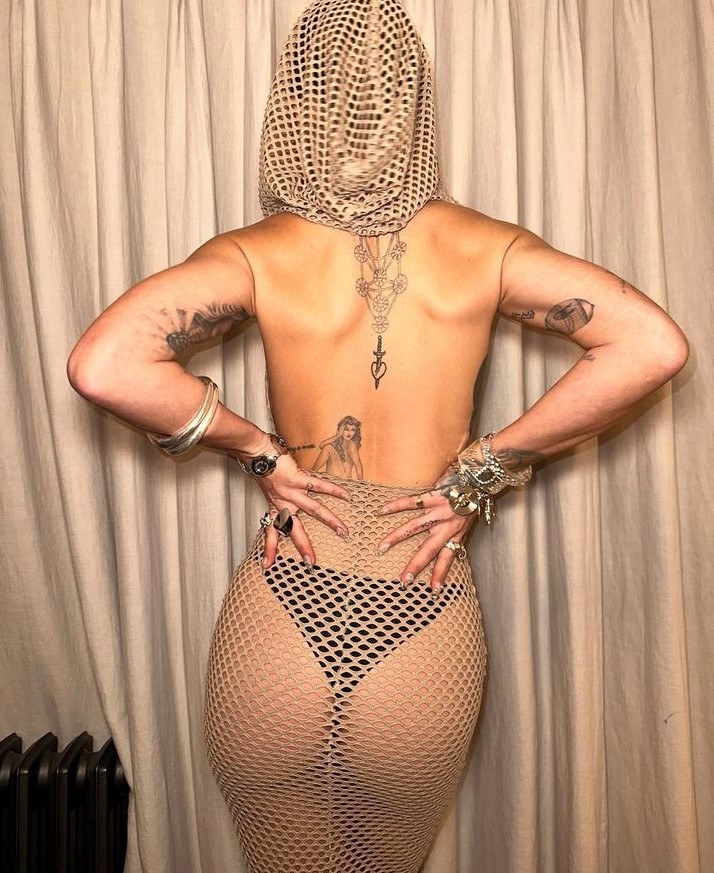 Rita Ora&#039;dan olay pozlar!