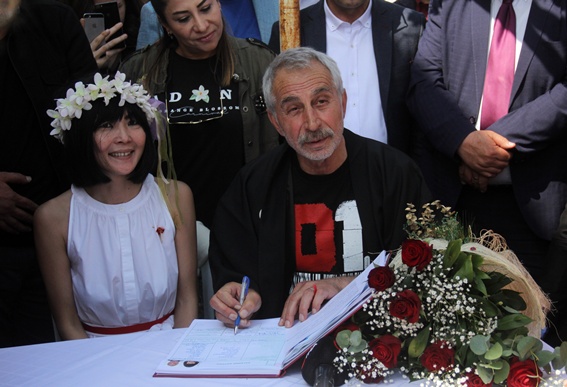 Rıza Akın&#039;a Veda! Eşi Gözyaşlarına Boğuldu