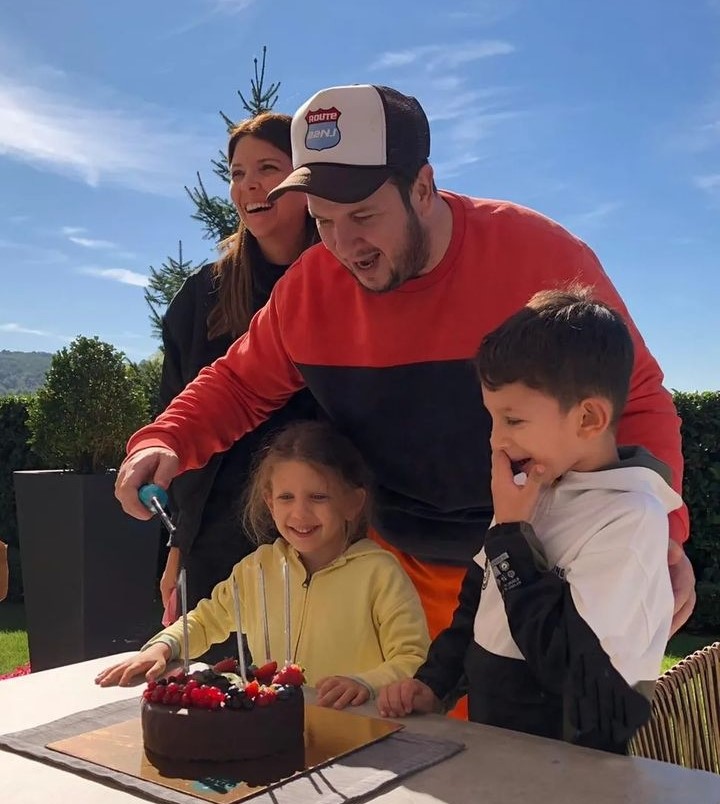 Kızı Şahan Gökbakar&#039;a Ruj Sürdü