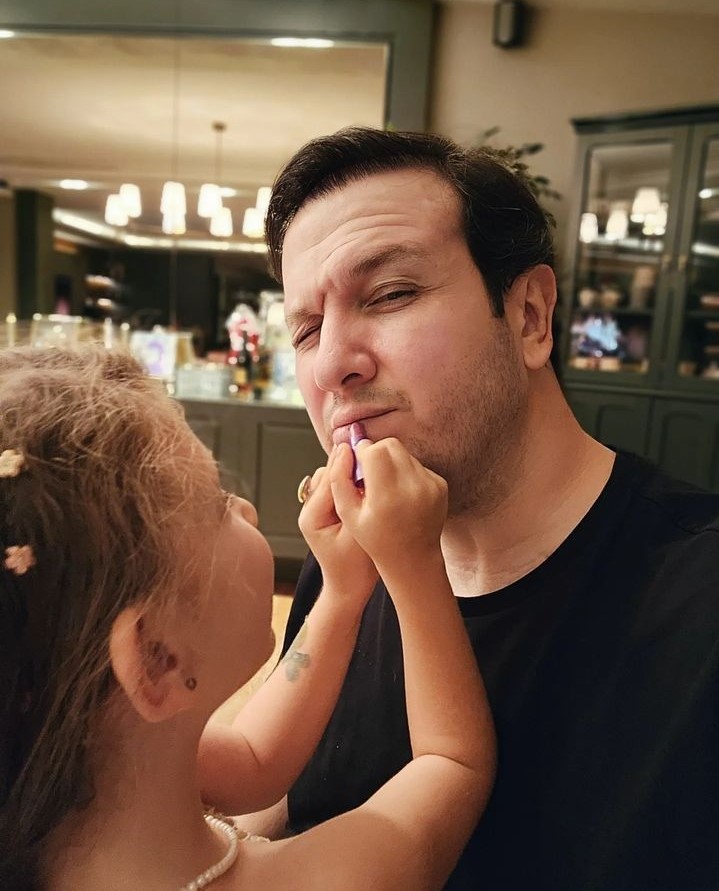 Kızı Şahan Gökbakar&#039;a Ruj Sürdü