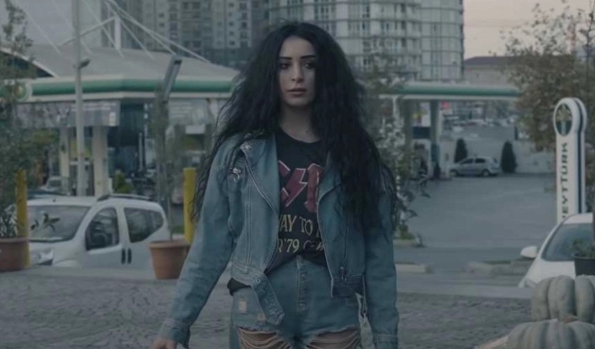 Ünlü Şarkıcı Sevgilisini Öldürdü