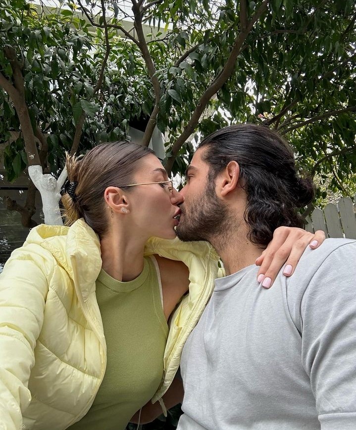 Ünlü Çift Sosyal Medyada Aşka Geldi