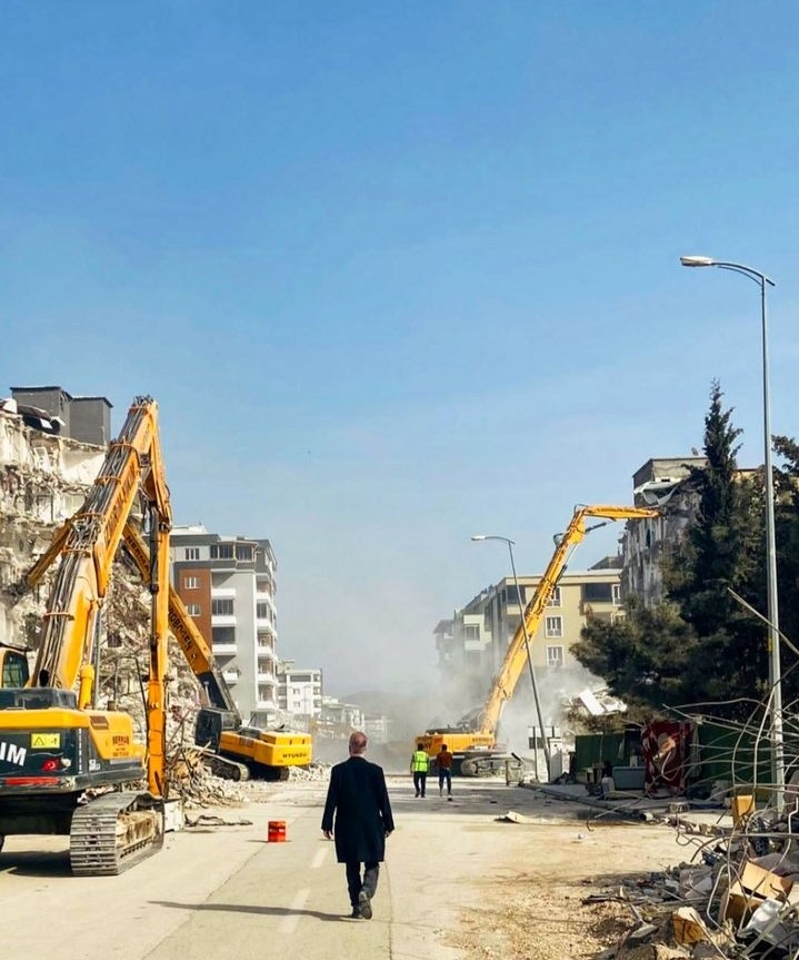 Deprem Bölgesine Giden Tamer Karadağlı: Kelimeler Gerçekten Kifayetsiz