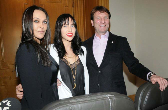 Hülya Avşar yüzünü gizledi